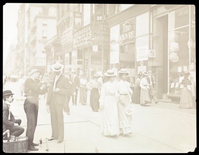 Ansicht von Straßenhändlern, die Spielzeug verkaufen, New York, 1902 von Byron Company